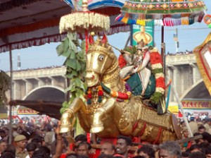 Sri Alagar Vaigai Aatril Ezhuntharural 2015